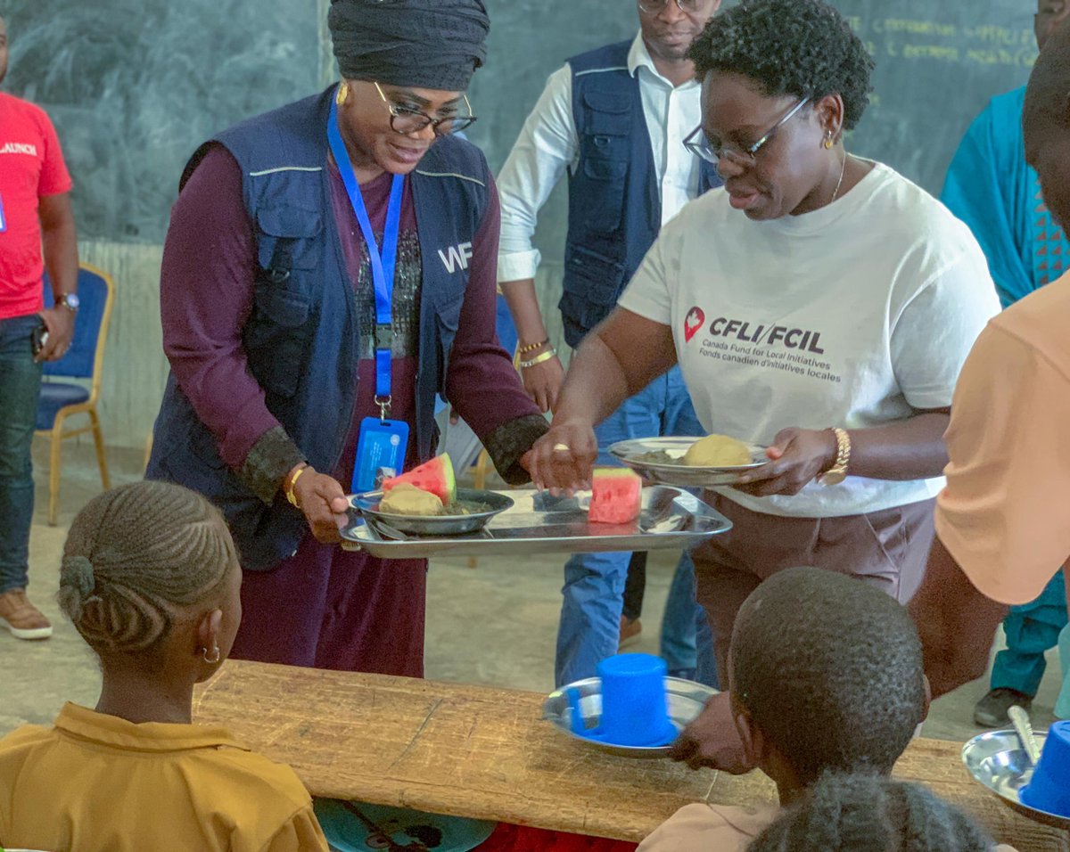 CanadaCameroun's tweet photo. Merci au directeur, aux enseignants, aux parents et aux coopératives impliqués dans le programme d'alimentation scolaire à domicile à l'école publique de #Dimeo. 💯 d'assiduité signifie un futur ✨pour ces élèves extraordinaires. @Lorraine_Canada
@WFP_Cameroon @diplocam_minrex https://t.co/HNjq3kTHZl