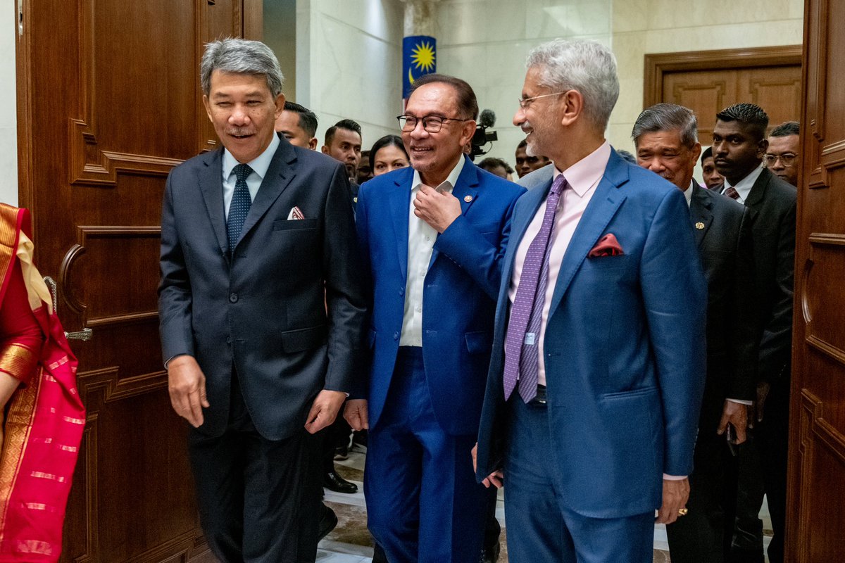 anwaribrahim's tweet photo. Hari ini saya menerima kunjungan hormat Menteri Luar India Dr S.Jaishankar yang kini sedang dalam lawatan rasmi ke Malaysia. 

Sambil diapit Menteri Luar Datuk Seri Mohamad Hasan, pertemuan itu antara lain membincangkan kerjasama dalam bidang perdagangan, pendidikan, pertanian, pelancongan, pertahanan, digital, dan sains dan teknologi.

Saya turut nyatakan komitmen Malaysia untuk memudahkan penubuhan kampus cawangan Indian Institute of Technology (IIT) di sini selain menzahirkan penghargaan kepada rakan sejawat Narendra Modi kerana membantu Malaysia baru-baru ini sewaktu dilanda kekurangan bekalan beras.

India turut berharap agar hubungan dengan ASEAN, terutamanya apabila Malaysia menjadi Pengerusi tahun depan, dapat terus diperkukuh.

Intiha, saya zahirkan penghargaan atas kesudian Dr S.Jaishankar melawat Malaysia dan juga jemputan Perdana Menteri India, Narendra Modi untuk saya ke sana tidak lama lagi, InsyaAllah.

Moga hubungan Malaysia-India terus berkembang dan mekar demi kepentingan rakyat kedua-dua negara sahabat. 

#MalaysiaMADANI