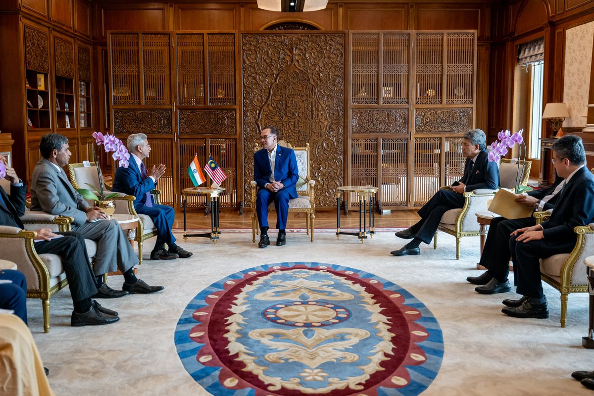 anwaribrahim's tweet photo. Hari ini saya menerima kunjungan hormat Menteri Luar India Dr S.Jaishankar yang kini sedang dalam lawatan rasmi ke Malaysia. 

Sambil diapit Menteri Luar Datuk Seri Mohamad Hasan, pertemuan itu antara lain membincangkan kerjasama dalam bidang perdagangan, pendidikan, pertanian, pelancongan, pertahanan, digital, dan sains dan teknologi.

Saya turut nyatakan komitmen Malaysia untuk memudahkan penubuhan kampus cawangan Indian Institute of Technology (IIT) di sini selain menzahirkan penghargaan kepada rakan sejawat Narendra Modi kerana membantu Malaysia baru-baru ini sewaktu dilanda kekurangan bekalan beras.

India turut berharap agar hubungan dengan ASEAN, terutamanya apabila Malaysia menjadi Pengerusi tahun depan, dapat terus diperkukuh.

Intiha, saya zahirkan penghargaan atas kesudian Dr S.Jaishankar melawat Malaysia dan juga jemputan Perdana Menteri India, Narendra Modi untuk saya ke sana tidak lama lagi, InsyaAllah.

Moga hubungan Malaysia-India terus berkembang dan mekar demi kepentingan rakyat kedua-dua negara sahabat. 

#MalaysiaMADANI