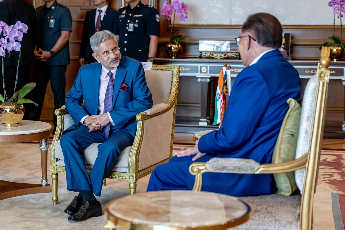 anwaribrahim's tweet photo. Hari ini saya menerima kunjungan hormat Menteri Luar India Dr S.Jaishankar yang kini sedang dalam lawatan rasmi ke Malaysia. 

Sambil diapit Menteri Luar Datuk Seri Mohamad Hasan, pertemuan itu antara lain membincangkan kerjasama dalam bidang perdagangan, pendidikan, pertanian, pelancongan, pertahanan, digital, dan sains dan teknologi.

Saya turut nyatakan komitmen Malaysia untuk memudahkan penubuhan kampus cawangan Indian Institute of Technology (IIT) di sini selain menzahirkan penghargaan kepada rakan sejawat Narendra Modi kerana membantu Malaysia baru-baru ini sewaktu dilanda kekurangan bekalan beras.

India turut berharap agar hubungan dengan ASEAN, terutamanya apabila Malaysia menjadi Pengerusi tahun depan, dapat terus diperkukuh.

Intiha, saya zahirkan penghargaan atas kesudian Dr S.Jaishankar melawat Malaysia dan juga jemputan Perdana Menteri India, Narendra Modi untuk saya ke sana tidak lama lagi, InsyaAllah.

Moga hubungan Malaysia-India terus berkembang dan mekar demi kepentingan rakyat kedua-dua negara sahabat. 

#MalaysiaMADANI