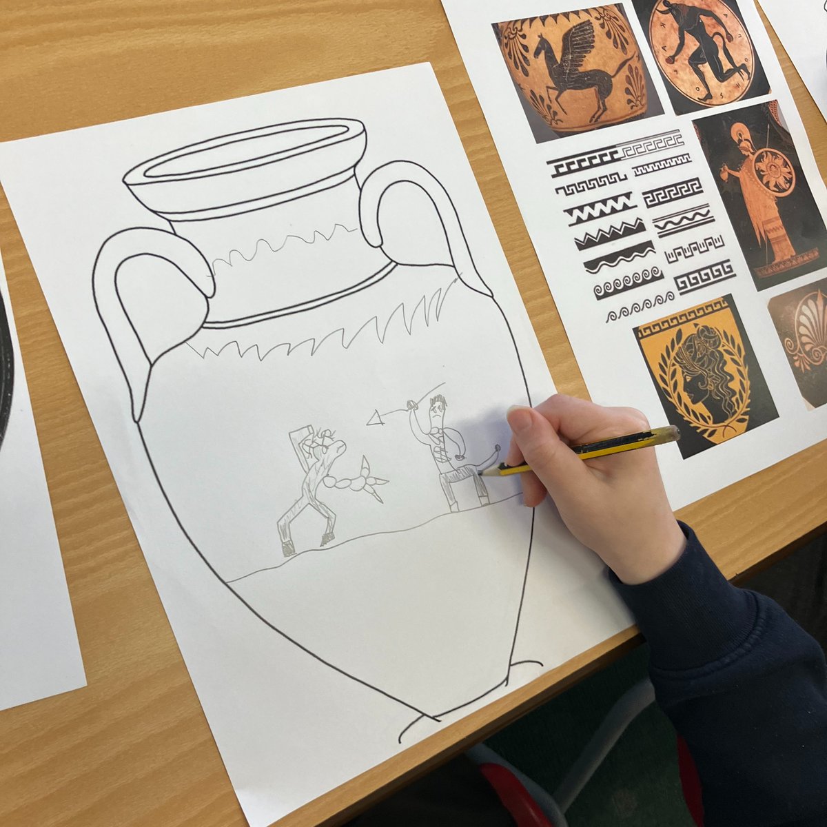 WPWarwick's tweet photo. A fantastic team of ambassadors visited Keresley Newland Primary Academy earlier this month to deliver interactive and engaging sessions on Roman food and Greek mythology and vases. Everyone had a great time and learned lots! @WarwickClassNet @ClassicsWarwick https://t.co/TWqwdu0lqt