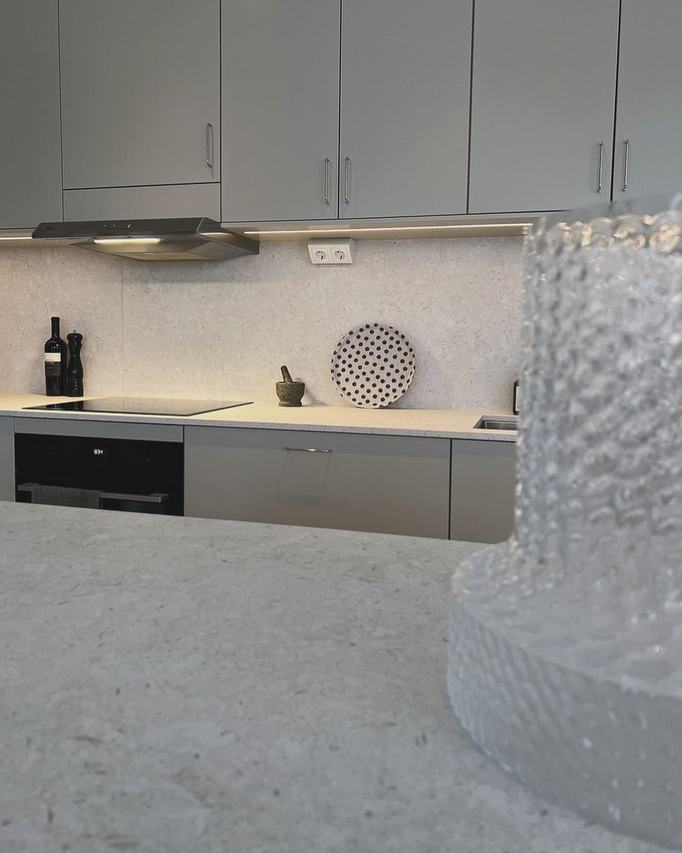 This kitchen turned out so nice with the new countertops in Dekton Nebbia with a fine-grained white creamy base dotted with warm taupe hues. What does your dream kitchen look like? Do you prefer a matte or polished work surface?