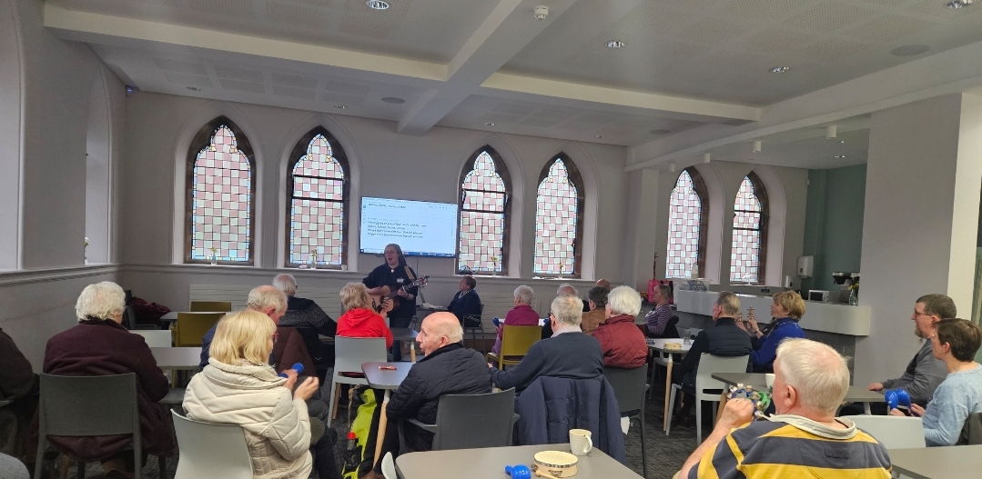 Yesterday, one of our National Influencing Officers joined @AlzSocNI's Singing for the Brain workshop, sharing plans for a #DementiaActionWeek event @NIAssembly and inviting attendees' involvement! Her song pick? The timeless 'Somewhere Over the Rainbow' 🎵