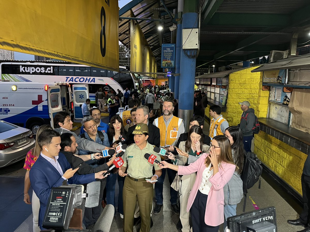 Junto al Ministro @MTTChile @JuanCaMunozA , @Carabdechile , la Directora de @Senda_gob Natalia Riffo y el Alcalde de @muniecentral Felipe Muñoz se informó sobre los controles a buses interurbanos y rurales en los principales terminales del país. #FiscalizarEsCuidar