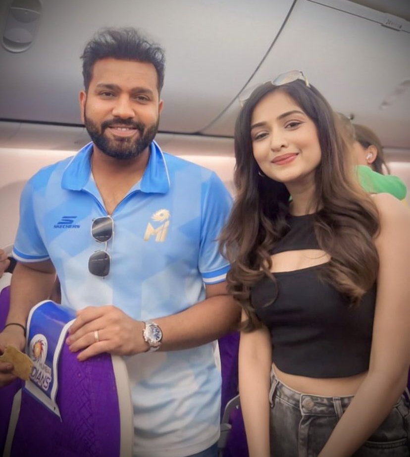 Rohit Sharma with his lucky fan during journey 🏏🏏
#RohitSharma𓃵 #MIvsSRH