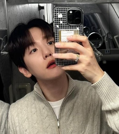 ⬅️약지에만 안 낀 반지
                              약지에 끼고 나온 반지➡️
로 n일에 거쳐 사람을 신경쓰이게 만든 후 사실 이 반지 너랑 같이 끼려고 만든거야 라고 고백하는게 진짜 서사 빌드업 미쳣다고;;