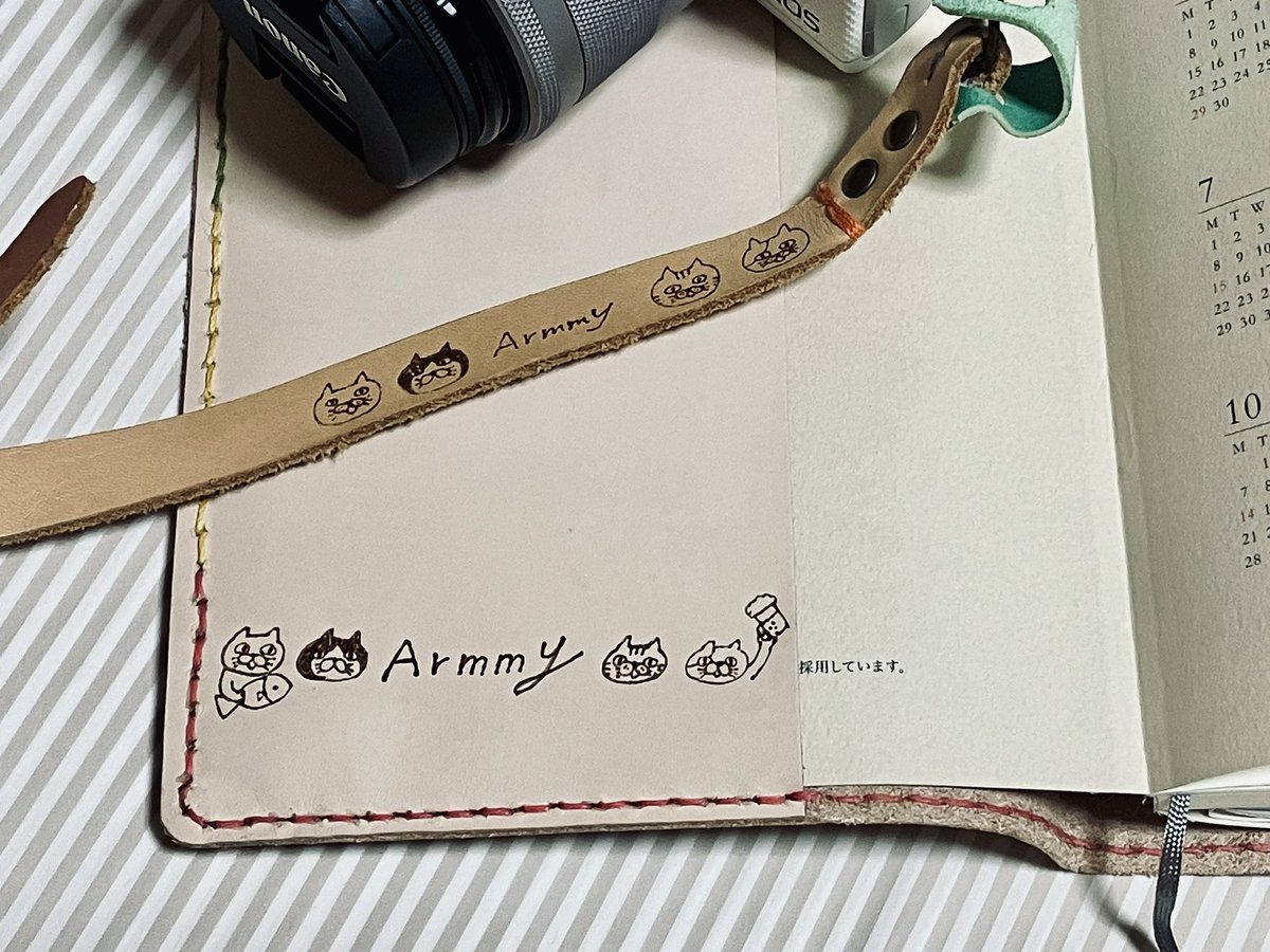 armmyarmmy's tweet photo. 見て〜🎶
@pitpotpat11 さんにお願いした手帳ケースが届いた〜！
ざっくりこんな感じでってお願いしたものがセンス爆発で手元に！
見えないオサレもあってほんとに素敵！
カメラストラップ同様、うちのどらねこさん達も！きゃわわ((*´∀｀*))
キーケースの修理と、他にも色々と✨
いつもありがとう😊 https://t.co/jN5Pn2hPz4
