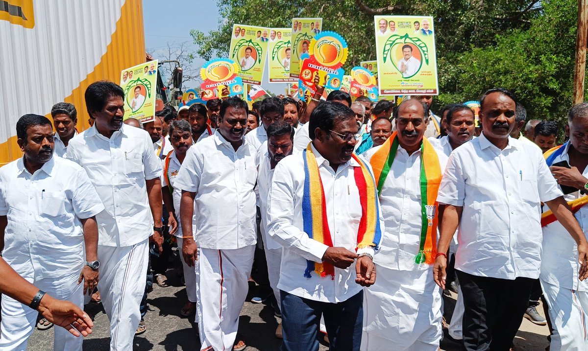 ChannelMksp's tweet image. அம்மா மக்கள் முன்னேற்ற கழகம்
வேட்புமனு தாக்கல் செய்யப்பட்டது
தேசிய ஜனநாயக கூட்டணி அரக்கோணம் தொகுதியின் வெற்றி வேட்பாளர்  திரு.K.பாலு அவர்கள் உடன் கழக அவைத்தலைவர் ஐயா C.கோபால்EXMP அவர்கள்...
#TTVDhinakaran
#kbalu
#arakkonam @AMMKITWINGoffcl @TTVDhinakaran @PMKAdvocateBalu