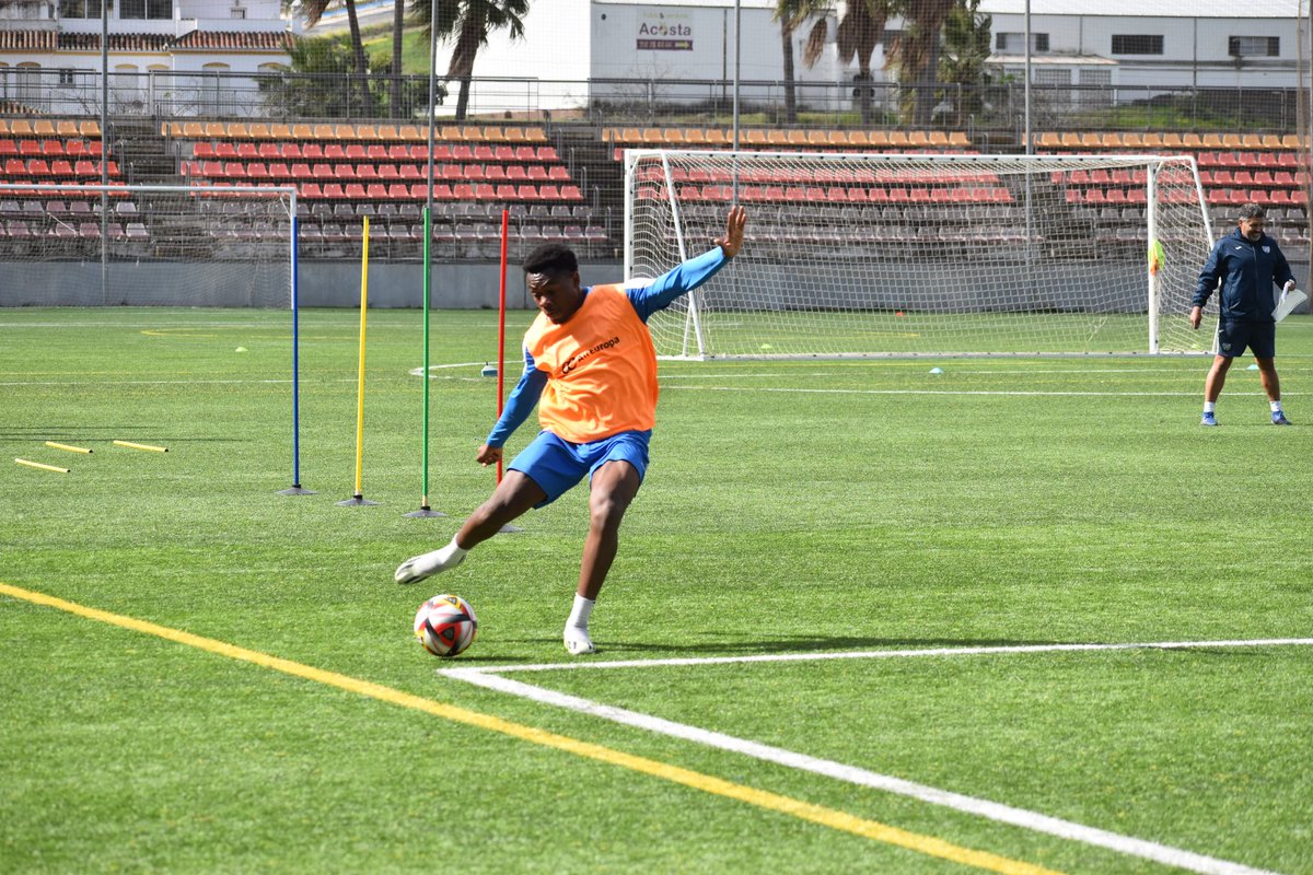CDEstepona's tweet photo. Nuestro equipo prepara con intensidad el partido del Domingo con  El Palo F.C.

𝙀𝑳𝙀𝑮𝙄𝑴𝙊𝑺 , 𝑪𝙍𝑬𝙀𝑹 . 

#VAMOSESTEPONA https://t.co/hJhGIjLvDe