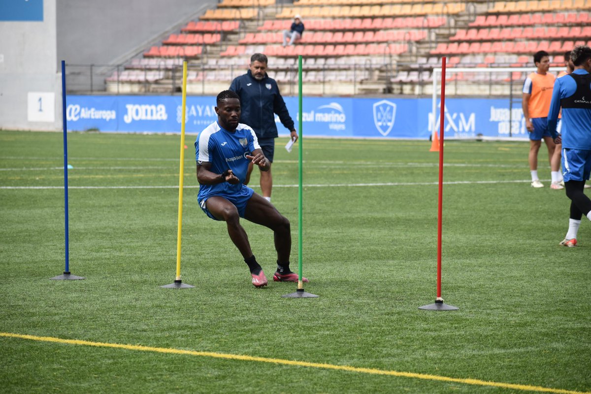 CDEstepona's tweet photo. Nuestro equipo prepara con intensidad el partido del Domingo con  El Palo F.C.

𝙀𝑳𝙀𝑮𝙄𝑴𝙊𝑺 , 𝑪𝙍𝑬𝙀𝑹 . 

#VAMOSESTEPONA https://t.co/hJhGIjLvDe