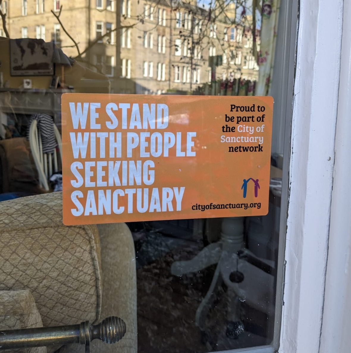 It's time to speak out & stand up📢👋 Our new window stickers are for Sanctuary awarded orgs - making it clear how many are calling for a new compassionate approach to refugees. City of Sanctuary groups can order & distribute or awarded orgs can directly docs.google.com/forms/d/e/1FAI…