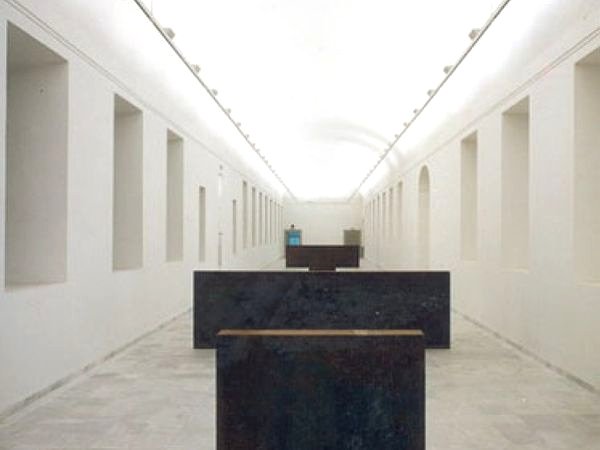 Hoy ha fallecido el artista Richard Serra. Buen día para recordar que el Museo Reina Sofía perdió una escultura suya de 38 toneladas #serra