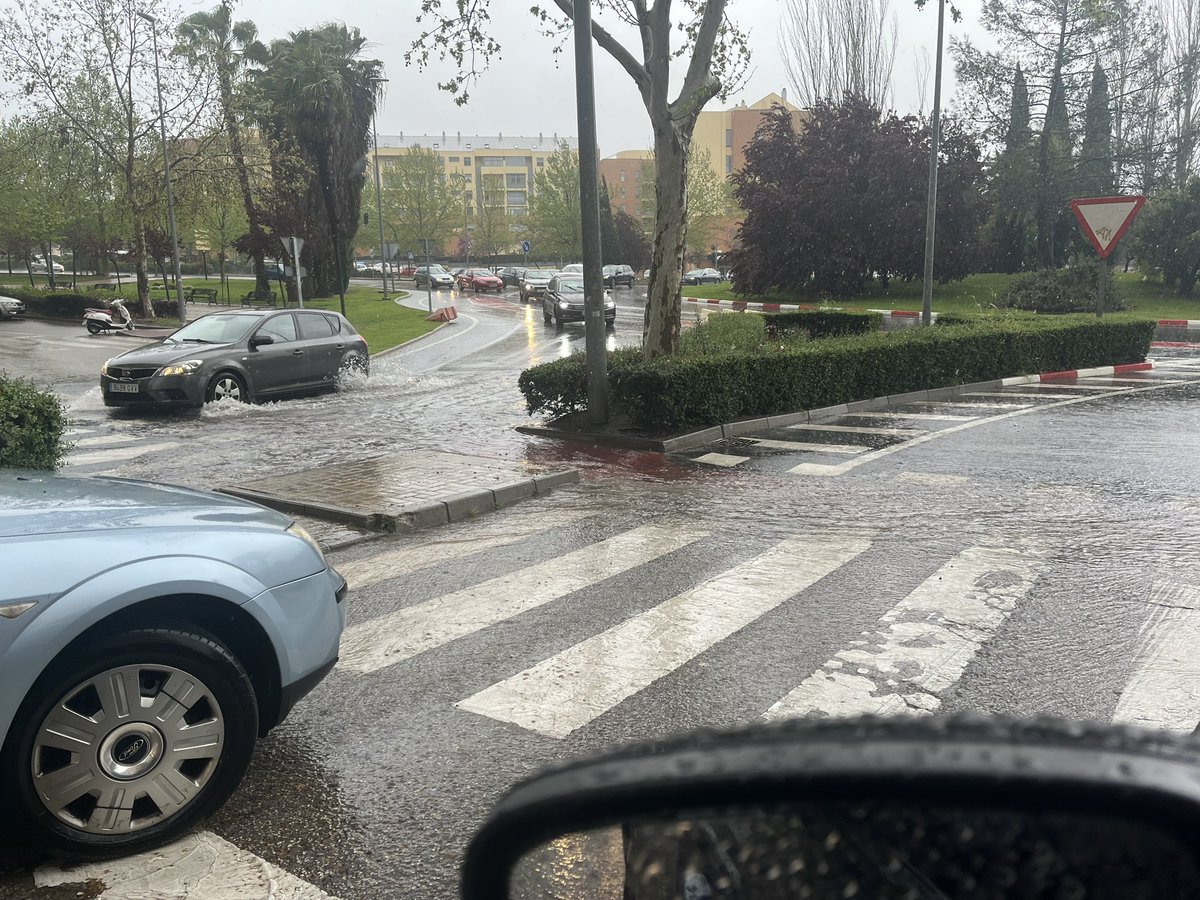 dismasa2's tweet photo. @Ayto_Caceres por favor sería conveniente para el paso de peatones y vehículos, vayan a limpiar alcantarillado en rotonda Vivero que conecta con Centro Comercial Ruta de la Plata. https://t.co/Z908Gt9taq