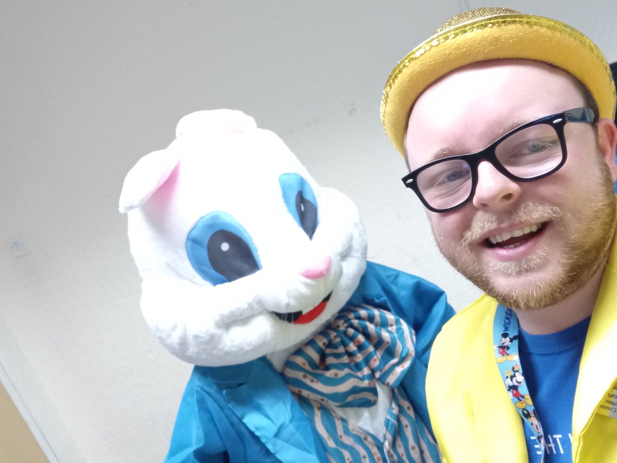 cumbernauldcinc's tweet photo. Mr Yellow Jacket &amp; Mr Easter Bunny had a lot of fun visiting @SMOSPrimary today. 🐣 🌈 🐰 

This was our first FREE Easter Bunny visit that we are delivering to the local schools in Cumbernauld. 💛

#charactersinthecommunity #mryellowjacket #mreasterbunny https://t.co/pC8H3DIOQy