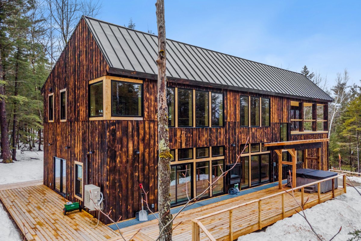 WolfReel's tweet photo. Discover Your Dream Escape: Where Modern Flair Meets Rustic Charm! 🌿✨🐺

#wolfreel #NewHomeVibes #RentalLiving #newhampshire #rentalgoals #homesweetrental #conway #conwaysceneic #bartlett #conwaynh #rentalproperty #whitemountains #lakesregionnh #airbnbexperience #vrbo #airbnb https://t.co/D0N3KiLwJK