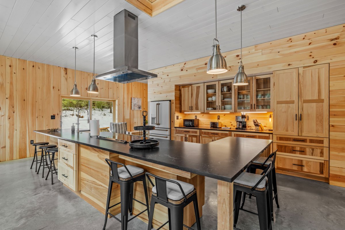 WolfReel's tweet photo. Discover Your Dream Escape: Where Modern Flair Meets Rustic Charm! 🌿✨🐺

#wolfreel #NewHomeVibes #RentalLiving #newhampshire #rentalgoals #homesweetrental #conway #conwaysceneic #bartlett #conwaynh #rentalproperty #whitemountains #lakesregionnh #airbnbexperience #vrbo #airbnb https://t.co/D0N3KiLwJK