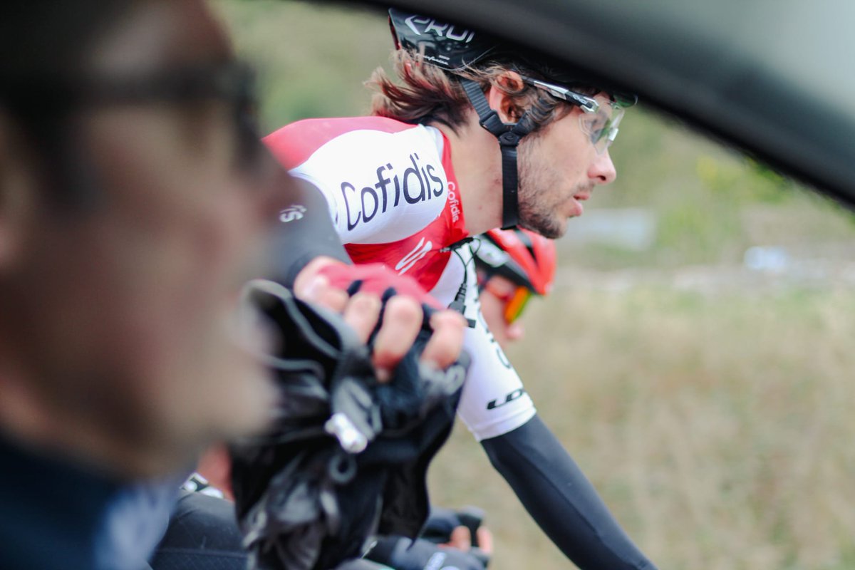 Des bordures ont d'abord coupé le peloton en trois. Les deux premiers groupes se sont finalement rejoints, pour n'en former qu'un. Un début de course plutôt animé !

#ParisCamembert 📷<a href="/Camemb_R/">CAMEMB'R</a>