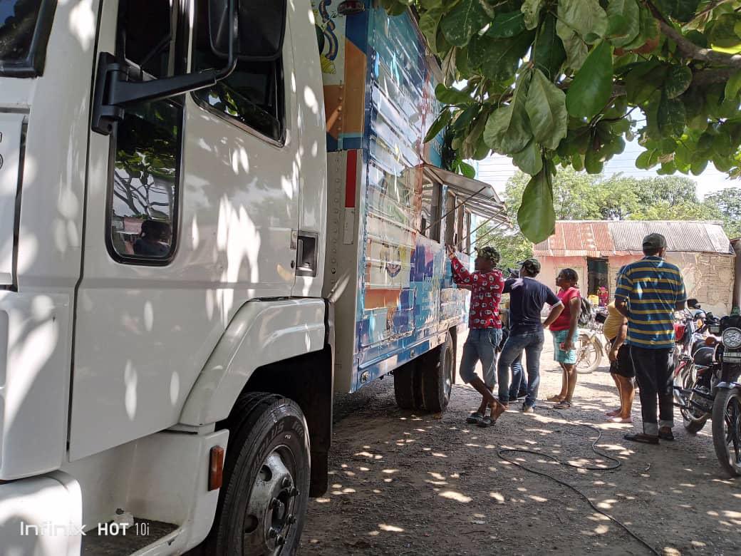 dhernandezlarez's tweet photo. Farmacias móviles de atención al ciudadano, una solución efectiva contra el bloqueo criminal !

#FANB 
#IntegrarEsVencer https://t.co/qyNwsbmdS3