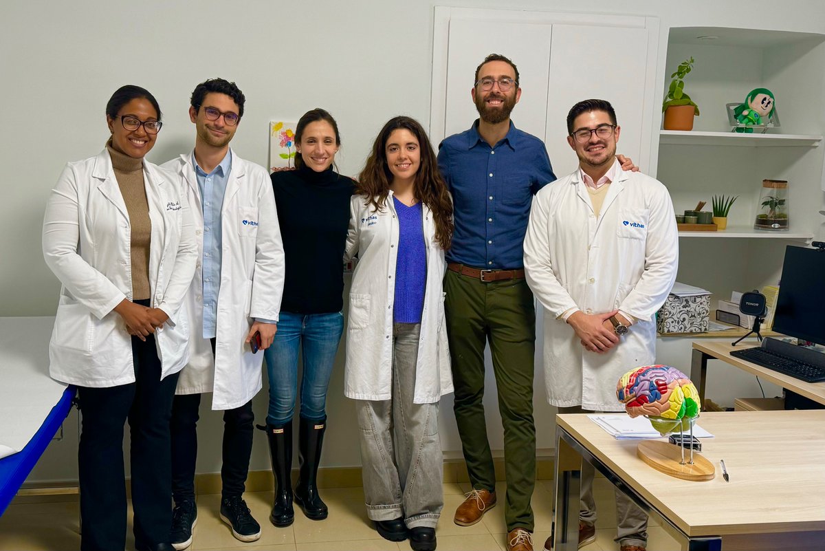AledoNeuro's tweet photo. Hoy termina su rotación Andrea Parejo, R3 de Neuro del Hospital de Badajoz, en nuestra unidad de #Epilepsia del Instituto @SynaptiaMadrid @Vithas🧠
Andrea ha rotado 2️⃣meses en #consultas, #videoEEG, #neurogenética, #funcionales… y le ha dado tiempo a hacer investigación‼️ https://t.co/umocOIuTSR