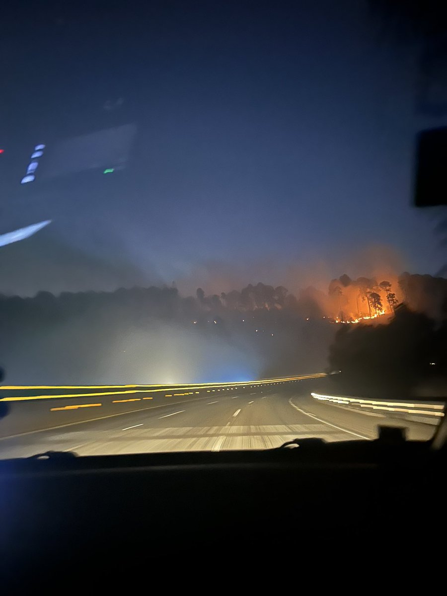 IsabelCortes14's tweet photo. @CAPUFE En la autopista México-Puebla con dirección a Puebla 19°18'03.8"N 98°44'57.0"W  hay mucho humo https://t.co/YhqK9Py58C