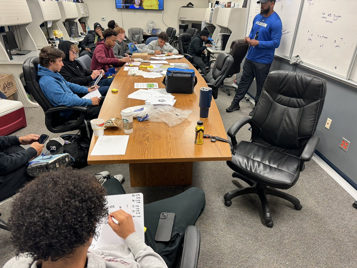 CoachJJO's tweet photo. @coach_jaredshaw growing the QB room’s football IQ! Have to know the game to play fast! #qbschool @RecruitTheCove https://t.co/FVy5AZed8G