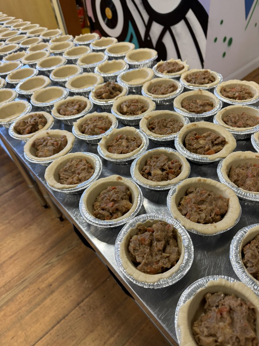 100 Scouse pies absolutely smashed this morning for the homeless which will be baked tomorrow 🥧,
In less than 2 hours , absolutely dream team today 🥰