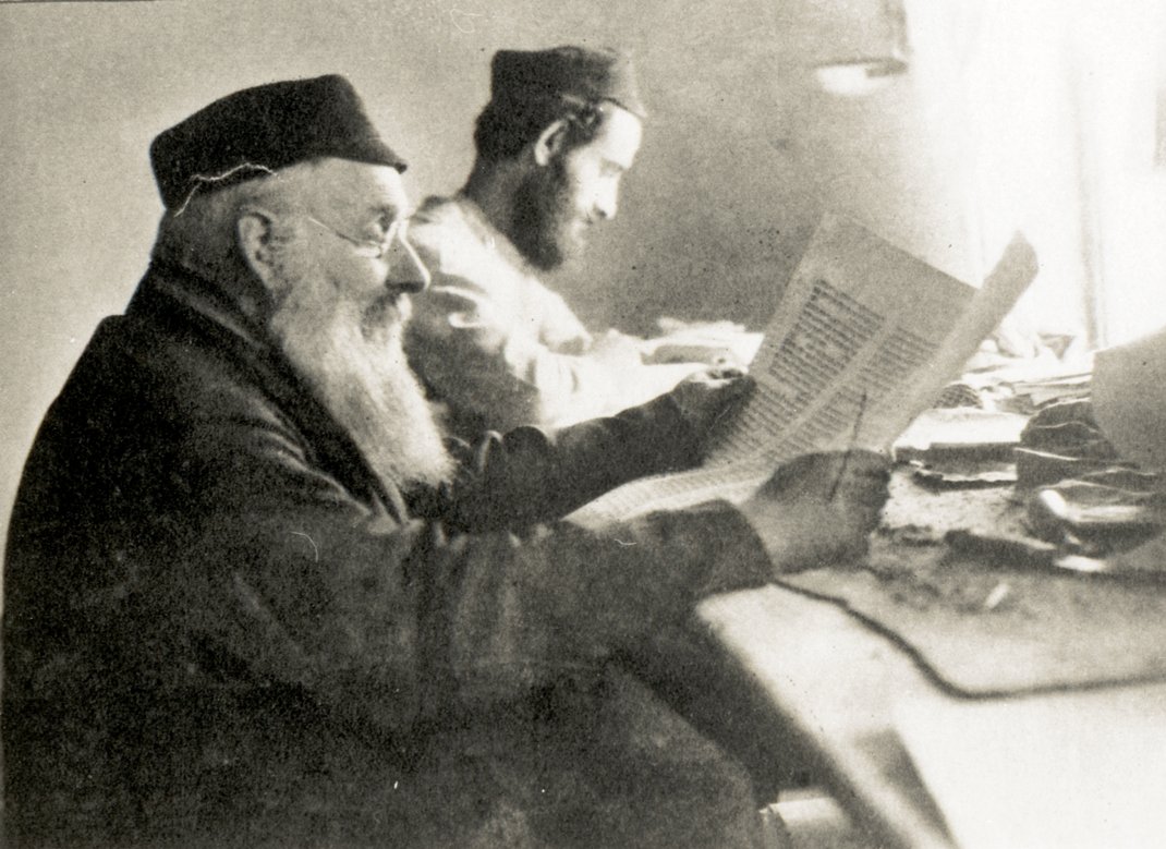 yivoinstitute's tweet photo. Portrait study at work on a sacred text, a 'soyfer' and 'bal-magie' examining a Torah scroll. Photo by Alter Kacyzne. Matseyevo, Poland. Published in the Forward on March 27, 1927
#fromthyivoarchives #torah #torahscroll https://t.co/umpGashGSE