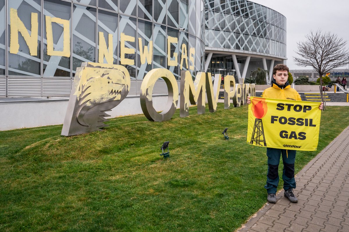 📷BREAKING NEWS! 
21 Greenpeace activists were at the OMV Petrom headquarters demanding⚠️NO NEW GAS⚠️
Neptun Deep means MORE POLLUTION AND MORE ENDANGERED MARINE LIFE
With Neptun Deep, OMV Petrom will become the biggest polluter in Romania.
#stopfossilfuels #greenpeace