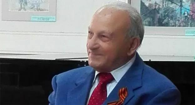 a_bassolino's tweet photo. Grande dispiacere e tristezza per la scomparsa di Angelo Abenante: da sempre legato alla storia operaia e democratica di Torre Annunziata, appassionato dirigente sindacale, autorevole parlamentare del PCI, bella persona.Un abbraccio ai tuoi figli ed un abbraccio a te, caro Angelo https://t.co/rMDUkJzB4F