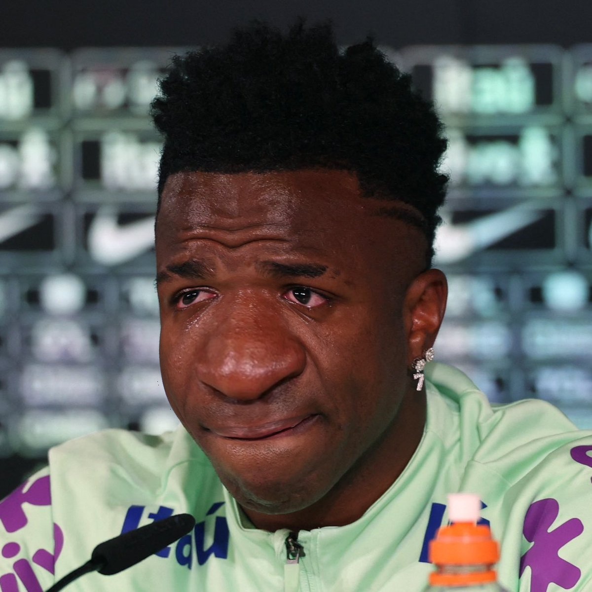 <a href="/FerElTomatxAzul/">FerElTomateAzul 🦇🇪🇦</a> <a href="/vinijr/">Vini Jr.</a> Por cada retweet le hago la nariz más grande.
De momento no tocamos nada.