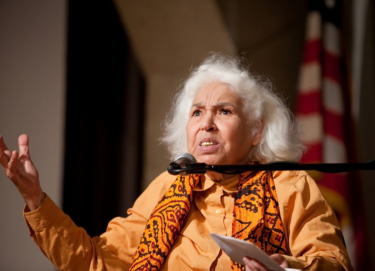 أعتقد أن المرأة مهما بلغ جمال جسدها فإنها تفقد الأنوثة اذا كانت غبية أو متصنعة أو كاذبة .
#نوال_السعداوي