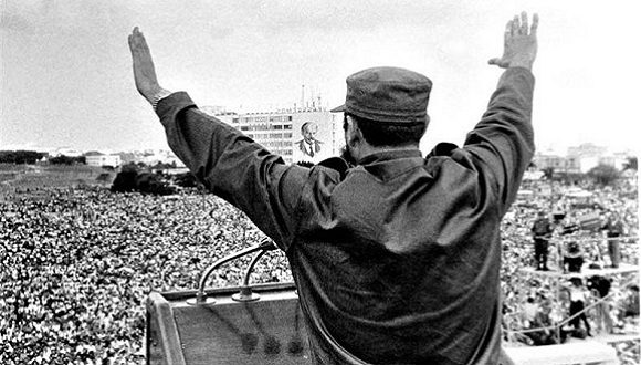 #FidelPorSiempre: 'Yo sé que cuando un pueblo está unido como este y tiene fe y tiene hombres que no lo van a traicionar, es un pueblo invencible; y que a la Revolución nada ni nadie podrá vencerla'. #Cuba 🇨🇺