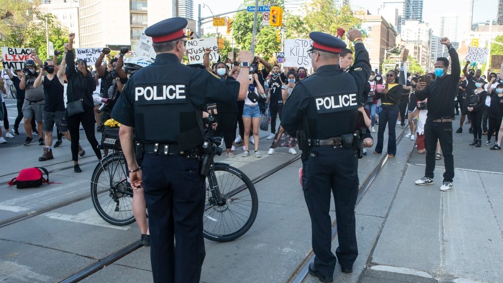 New numbers from <a href="/StatCan_eng/">Statistics Canada</a> show police numbers in Canada continue to decline. Ongoing recruitment and retention crisis has Canada at lowest police/population ratio of any G7 country:
www150.statcan.gc.ca/n1/daily-quoti…