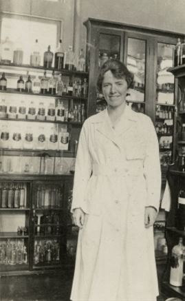 You may have spotted Rachel Ellen Jones in our Nurses film! She was the first Welsh woman to qualify as a chemist and druggist and she eventually became senior pharmacist at Swansea Hospital swansea.gov.uk/WomenRachelJon… #womenshistory #WomensHistoryMonth #explorearchives