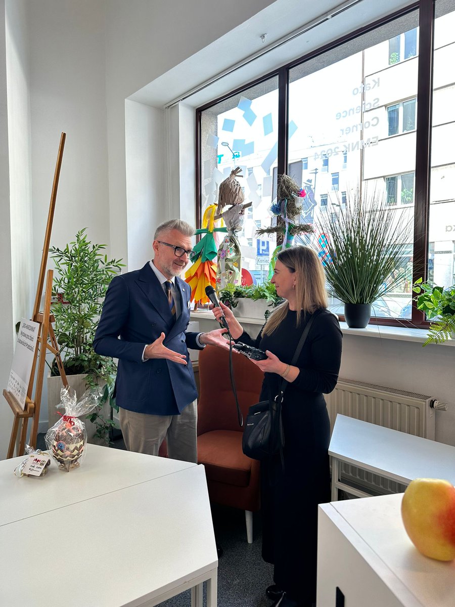 MakowskiJaro's tweet photo. Międzynarodowo w #KatoScienceCorner - młodzi z różnych stron świata, którzy mieszkają i uczą się w #Katowice.

Rozmawialiśmy o tradycjach świątecznych i religijnych. Ale także o współpracy z miast partnerski. Przede wszystkim współpracy Katowic z Kolonią. https://t.co/5CbS3eyLSY
