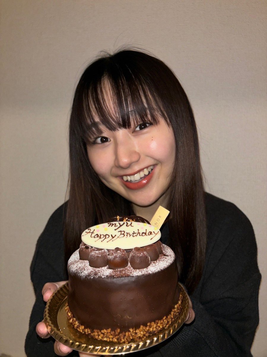 Kasamatsu327's tweet photo. 22歳になりました〜！㊗️🎂

朝から皆さんの沢山のメッセージに
心がポカポカ、幸せですっ✊🏻♥️
ありがとうございます！

22歳、毎日を楽しく健康に
日々の感謝の気持ちを忘れず
過ごしたいな、と思います。

今から毎年恒例のお肉届きましたので
さっそく頂きます❤️‍🔥

#22歳 #両親に感謝する日 https://t.co/T8TMkLIoXc