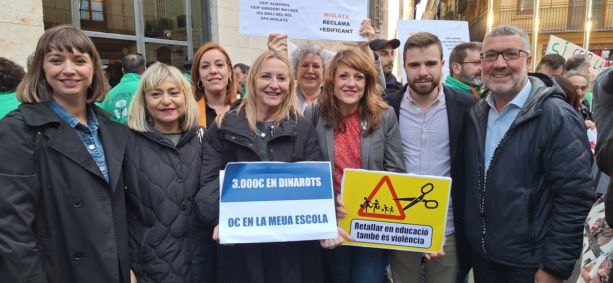 CompromisSagunt's tweet photo. Tornem a manifestar-nos en defensa del Pla #Edificant. Necessitem de la construcció i millora de més centres educatius al País Valencià 🏗️🏫

Esta vegada, la concentració va ser a les portes del Palau de la #Generalitat amb la presència de centenars de persones 📣

#SalvemEscoles https://t.co/pDJJ1qnExU