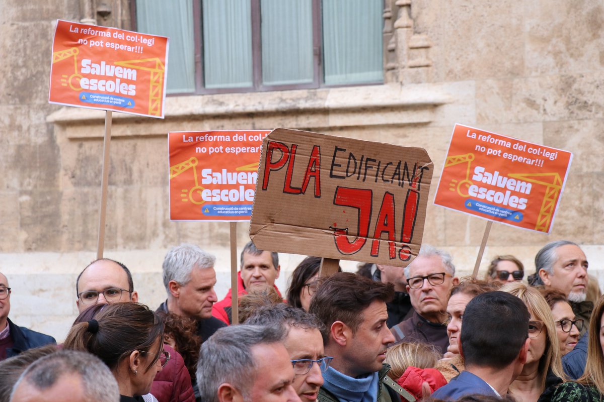 CompromisSagunt's tweet photo. Tornem a manifestar-nos en defensa del Pla #Edificant. Necessitem de la construcció i millora de més centres educatius al País Valencià 🏗️🏫

Esta vegada, la concentració va ser a les portes del Palau de la #Generalitat amb la presència de centenars de persones 📣

#SalvemEscoles https://t.co/pDJJ1qnExU