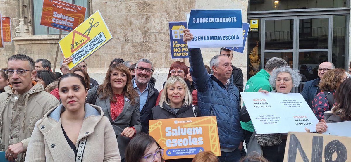 CompromisSagunt's tweet photo. Tornem a manifestar-nos en defensa del Pla #Edificant. Necessitem de la construcció i millora de més centres educatius al País Valencià 🏗️🏫

Esta vegada, la concentració va ser a les portes del Palau de la #Generalitat amb la presència de centenars de persones 📣

#SalvemEscoles https://t.co/pDJJ1qnExU