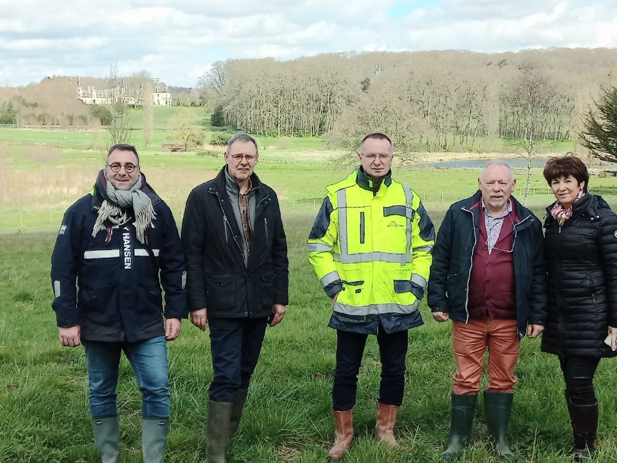PY_Gandon's tweet photo. [en direct 📣] du domaine de Regnières-Ecluse 🏰@enedis_picardie s'engage aux côtés de la fondation du patrimoine   : plantation de 173 tilleuls🌳 de 80 variétés issues de la collection du Muséum National d'histoire Naturel.
#biodiversité #AgirPourlenvironnement https://t.co/YDO7FRjuuH