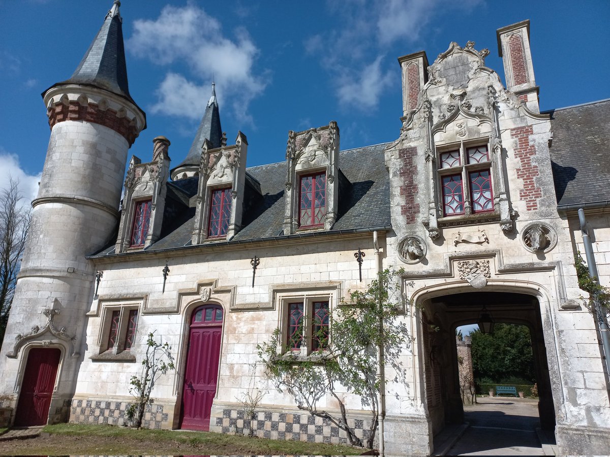 PY_Gandon's tweet photo. [en direct 📣] du domaine de Regnières-Ecluse 🏰@enedis_picardie s'engage aux côtés de la fondation du patrimoine   : plantation de 173 tilleuls🌳 de 80 variétés issues de la collection du Muséum National d'histoire Naturel.
#biodiversité #AgirPourlenvironnement https://t.co/YDO7FRjuuH