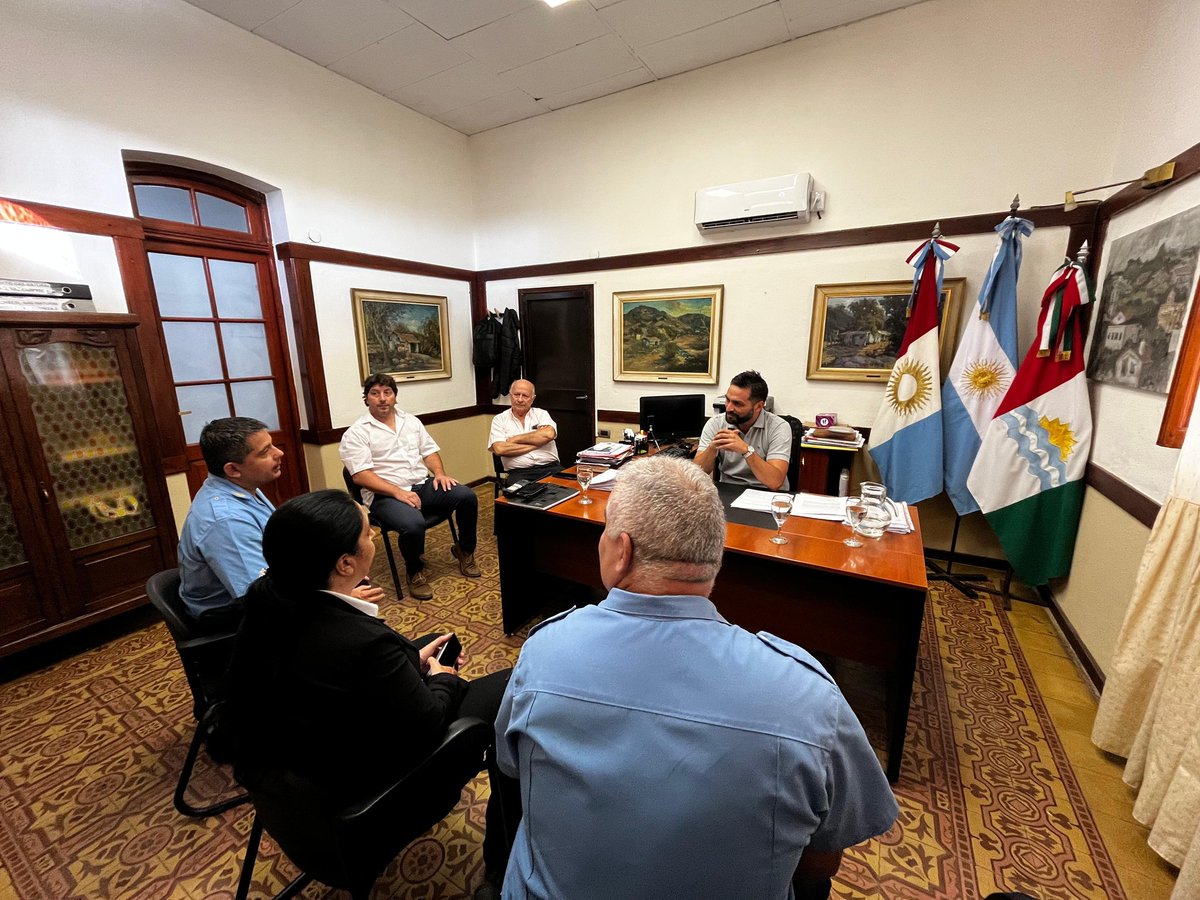 ezelemosok_'s tweet photo. El día de hoy me reuní con la cúpula de la Policía de Córdoba.

Abordamos de manera exhaustiva los desafíos y estrategias para fortalecer la seguridad de nuestra comunidad trabajando de manera conjunta.

¡Vamos por un Río Ceballos más seguro y protegido!

#VamosJuntos🧡 https://t.co/zDuAikdzWq