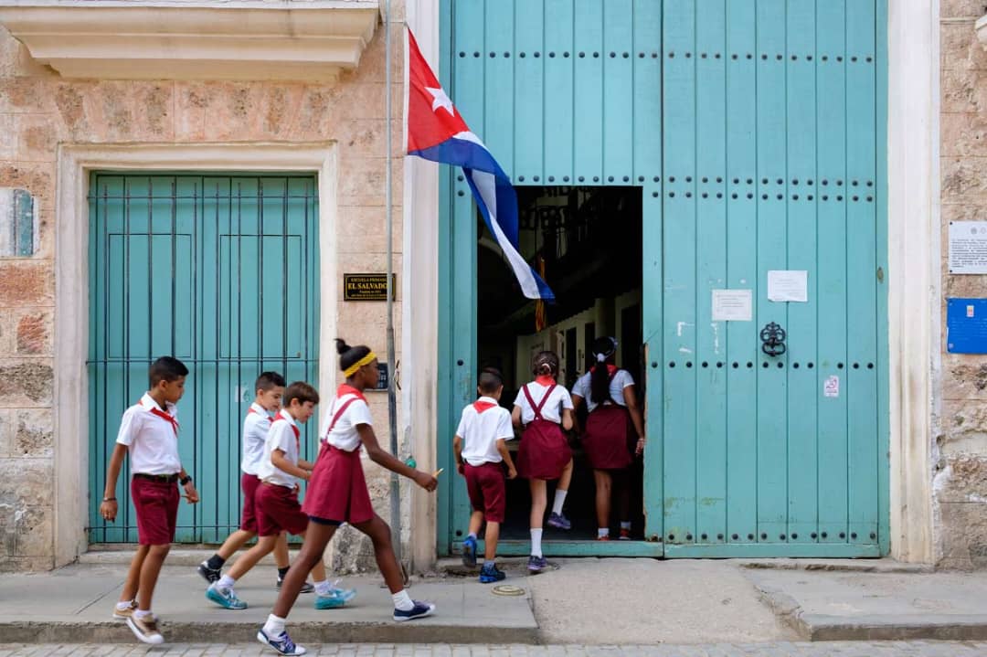 BrunoRguezP's tweet photo. La educación es un derecho humano fundamental y una altísima prioridad para el Estado cubano, que la garantiza de forma gratuita, asequible y de calidad para todas las personas a lo largo de la vida.

Este derecho es asegurado a través de 10.817 instituciones educativas. https://t.co/fRUEjiu6PT