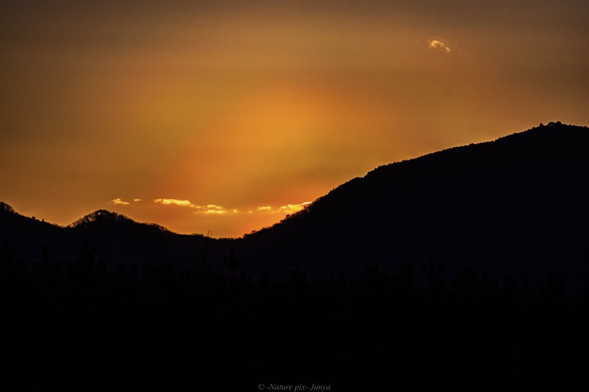 Ride_on_mk's tweet photo. この夕陽を何に例えよう
This is for the better days.
あまりにも美しすぎるよ
This is for the better days.
better days (カバー)K.J feat.MIHIRO〜マイロ〜
夕陽の周りに三重の虹が。
涙の出たこの現象は何だろう?
#夕焼け
#better_days
#NaturePhotography https://t.co/RzYRkREc6l