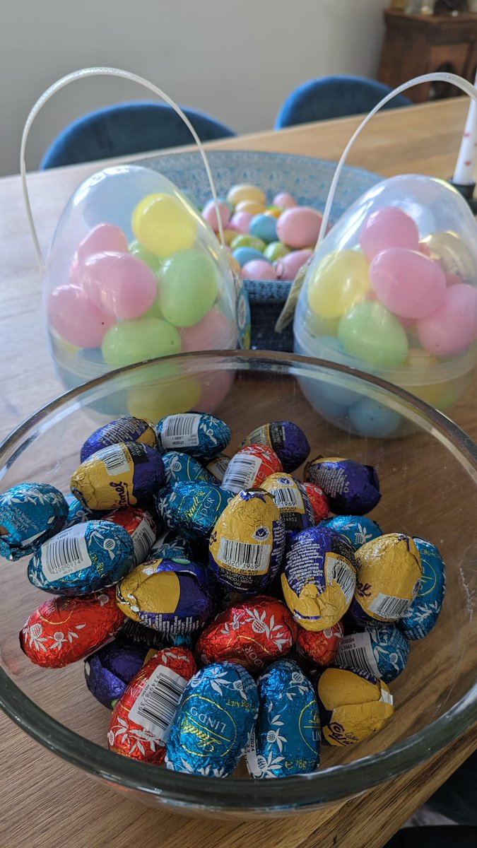 CrowthorneCMP's tweet photo. Donating @coopuk Easter Eggs and Easter hunting kit to @JennettsParkSch for their charity Easter  Egg hunt. https://t.co/GZXFnn1VDd