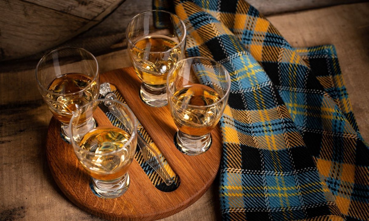 Discover the perfect whisky flight for whisky enthusiasts! Our specialised flight trays are designed to enhance your tasting experience, allowing you to savour every aroma and flavour. Elevate your whisky journey. This is our classic round flight tray #WhiskyTasting