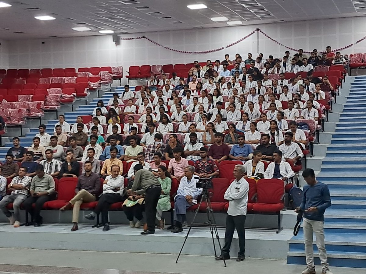 AmreliSveep's tweet photo. આજે કલેકટરશ્રી અમરેલીની અધ્યક્ષતામાં  યુથ વોટર ફેસ્ટિવલનું આયોજન કરીને કલેકટરશ્રી અને જિલ્લા વિકાસ અધિકારીશ્રી દ્વારા યુવા મતદારોને પોતાની ફરજો વિશે,વિવિધ એપ વિશે જાણકારી આપીને સો ટકા મતદાન માટે શપથ લેવડાવીને ફ્લેશ મોબ એક્ટિવિટી ,સિંગનેચર કેમ્પઈન પ્રવૃત્તિ  કરવામાં આવી. https://t.co/0uLnAULYN6