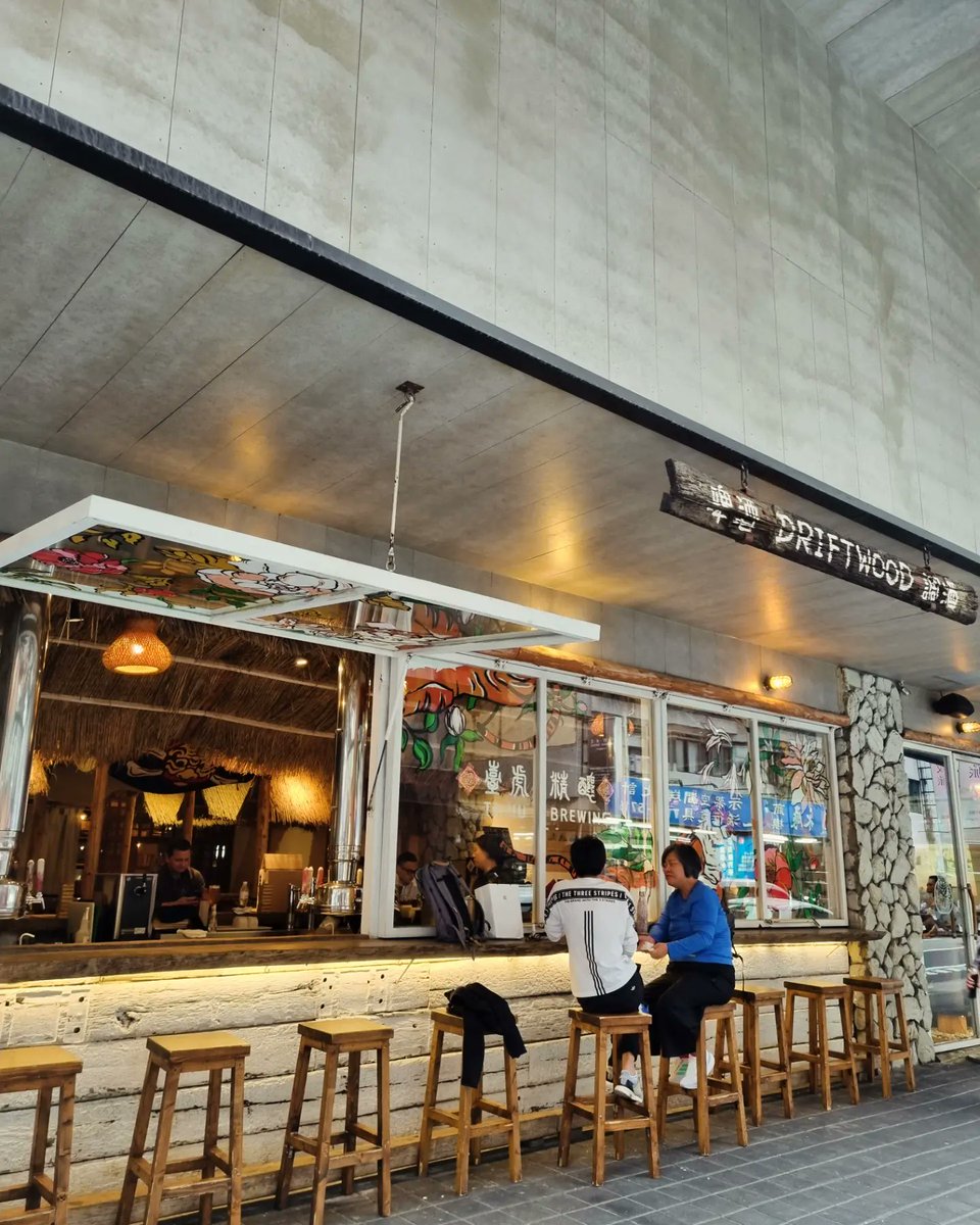 brewsandbeers's tweet photo. Tropical tiki time at Taihu Brewing Taipei tonight (try saying that after several strong IPAs) at Driftwood.
Located in the rather wonderfully named Papa Whale Hotel, Driftwood is both about the craft draft and decor - a good place for pints and more when in Ximending, Taipei. https://t.co/V2wzX8OSwh