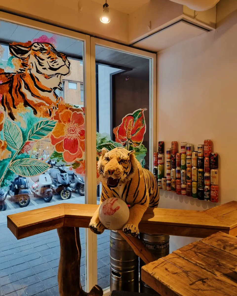 brewsandbeers's tweet photo. Tropical tiki time at Taihu Brewing Taipei tonight (try saying that after several strong IPAs) at Driftwood.
Located in the rather wonderfully named Papa Whale Hotel, Driftwood is both about the craft draft and decor - a good place for pints and more when in Ximending, Taipei. https://t.co/V2wzX8OSwh