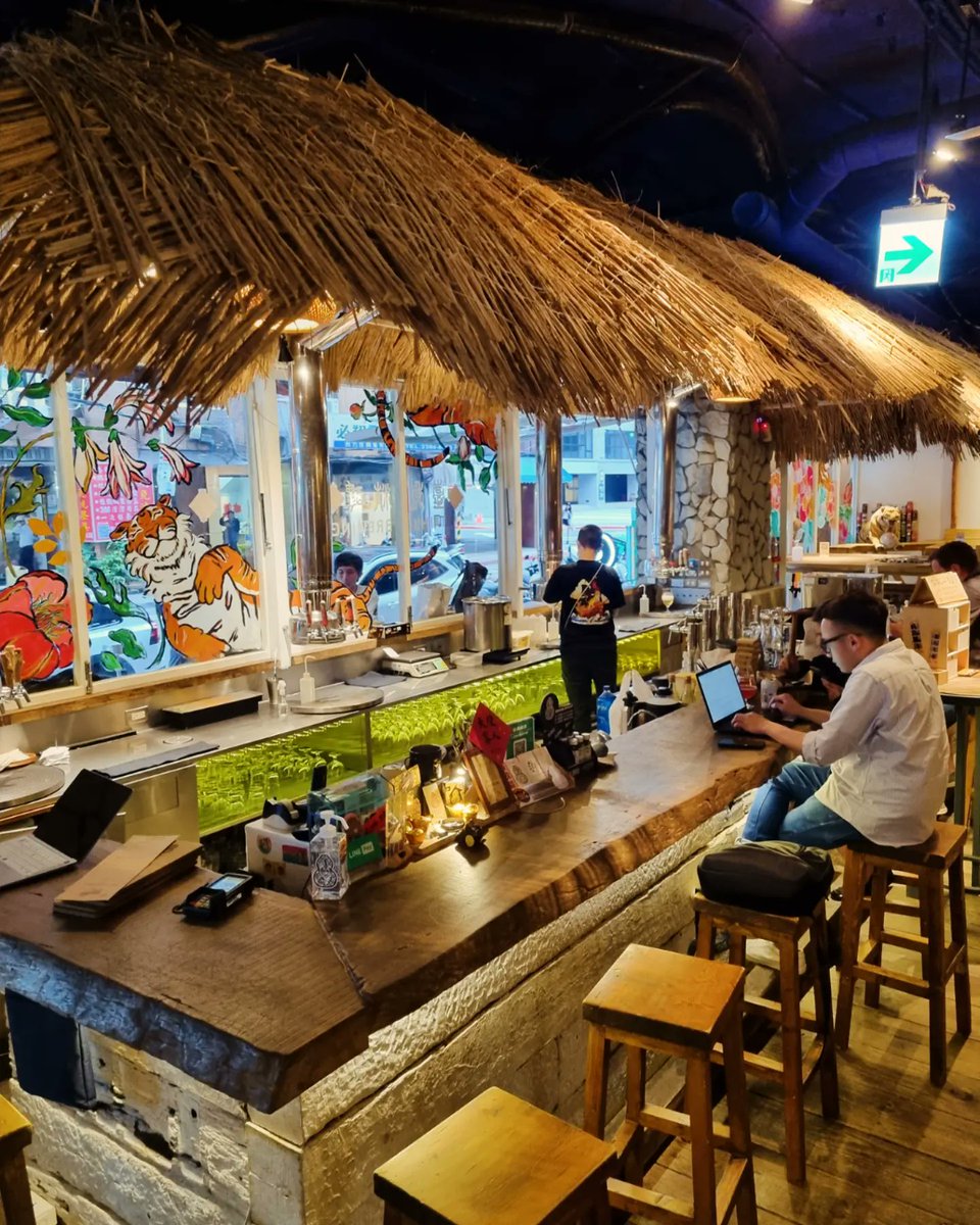 brewsandbeers's tweet photo. Tropical tiki time at Taihu Brewing Taipei tonight (try saying that after several strong IPAs) at Driftwood.
Located in the rather wonderfully named Papa Whale Hotel, Driftwood is both about the craft draft and decor - a good place for pints and more when in Ximending, Taipei. https://t.co/V2wzX8OSwh